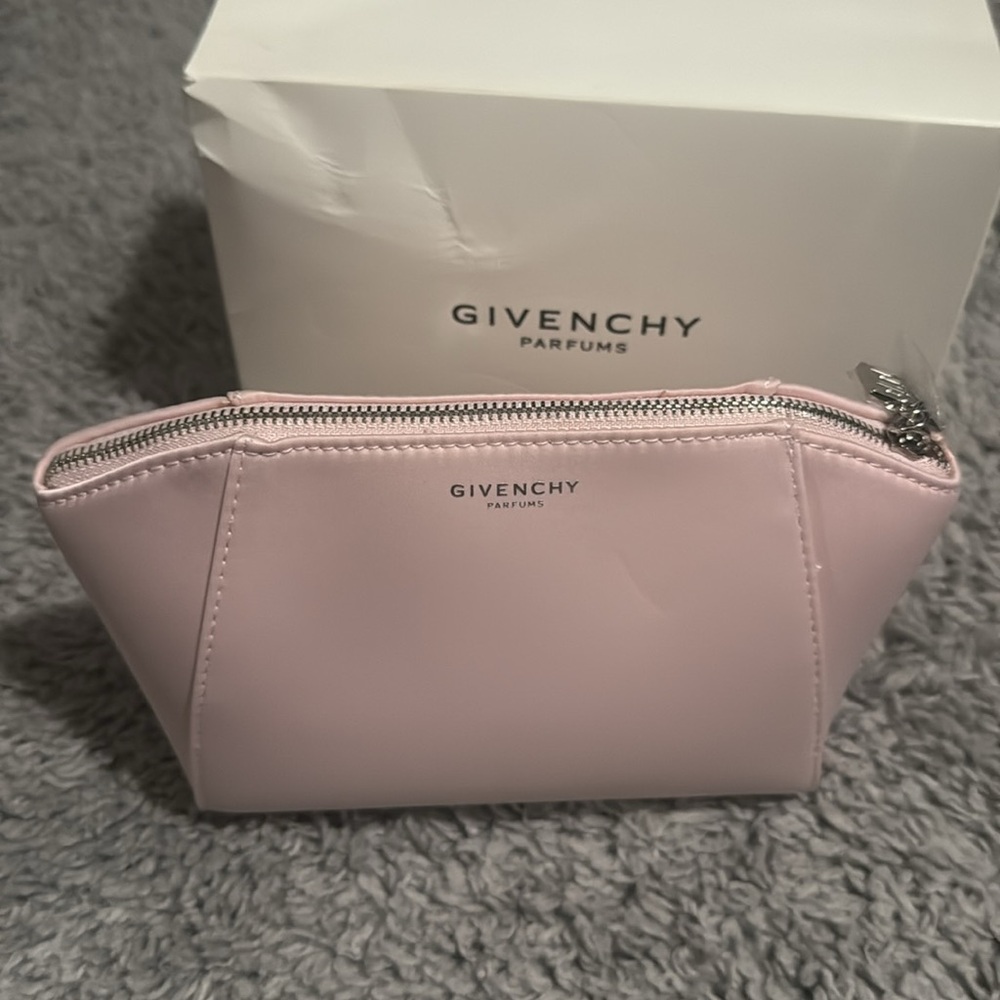 GIVENCHY'S ICONIC NUDE pouch - Picture 4 of 4